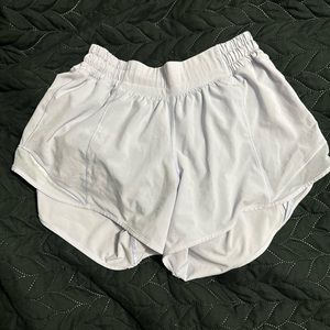 Lululemon Hotty hot low rise lines shorts 4”